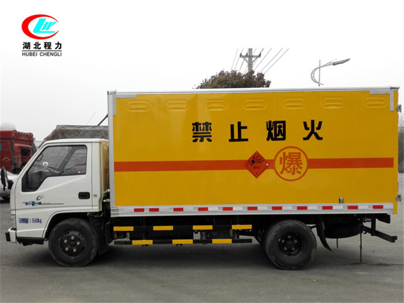 江鈴4.2米易燃液體廂式運輸車【三類 藍牌】