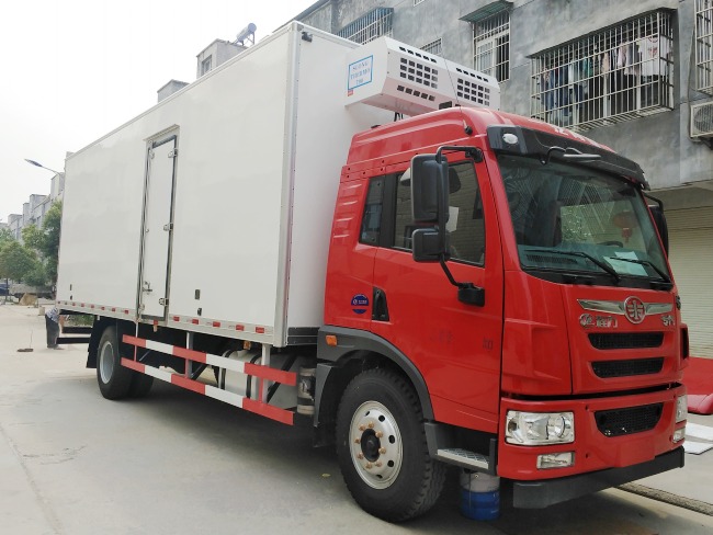 (廂長(zhǎng)7.4米)解放龍V單橋冷藏車(chē)