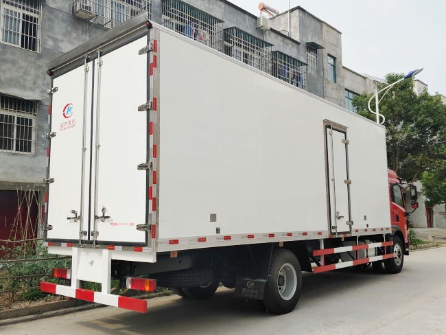 (廂長(zhǎng)7.4米)解放龍V單橋冷藏車(chē)